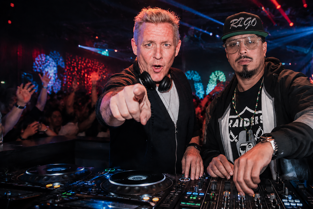 Rob och Rigo bakom DJ-båset